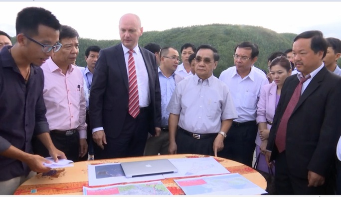 Thủ tướng Lào Thongsing Thammavong cùng đoàn đại biểu thị sát địa điểm thực hiện dự án đường ống dẫn dầu
