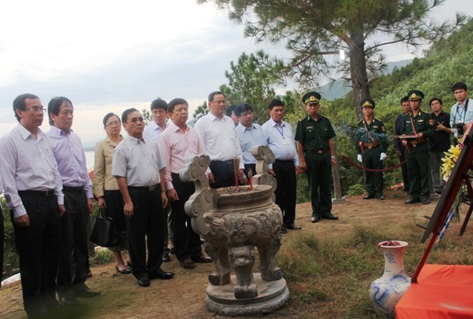 Thủ tướng Lào Thongsing Thammavong cùng đoàn đại biểu dâng hương viếng mộ Đại tướng Võ Nguyên Giáp