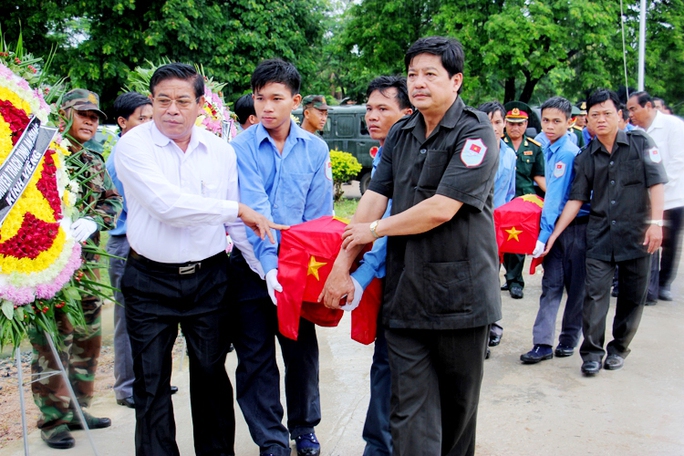 Ông Hồ Việt Hiệp, Phó Chủ tịch UBND tỉnh An Giang sang tận Campuchia tiếp nhận hài cốt liệt sĩ quân tình nguyện Việt Nam.