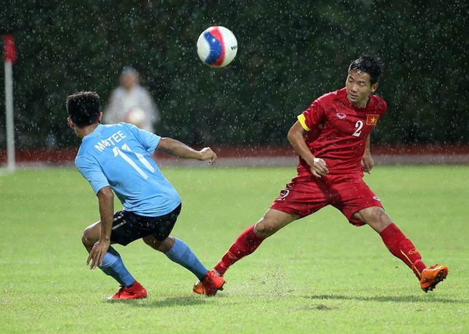 Trời mưa cũng khiến những đường lên bóng của U23 Việt Nam gặp khó