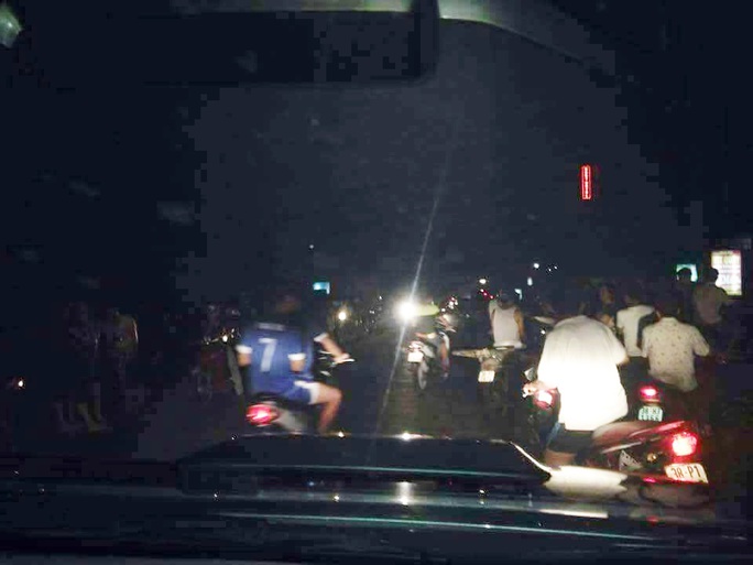 Người dân kéo nhau tới khu vực vết sáng lao xuống đất phát ra tiếng nổ Người dân kéo nhau tới khu vực vết sáng lao xuống đất phát ra tiếng nổ