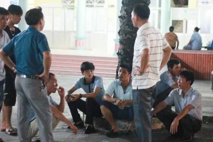 Người nhà sản phụ Lê Thị Thùy bức xúc tới bệnh viện yêu cầu làm rõ nguyên nhân thai nhi chết ngạt Người nhà sản phụ Lê Thị Thùy bức xúc tới bệnh viện yêu cầu làm rõ nguyên nhân thai nhi chết ngạt