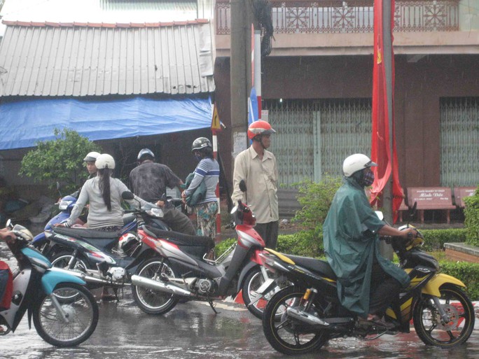 Mưa lớn kéo dài gần 4 giờ, đường phố Trà Vinh chìm trong biển nước