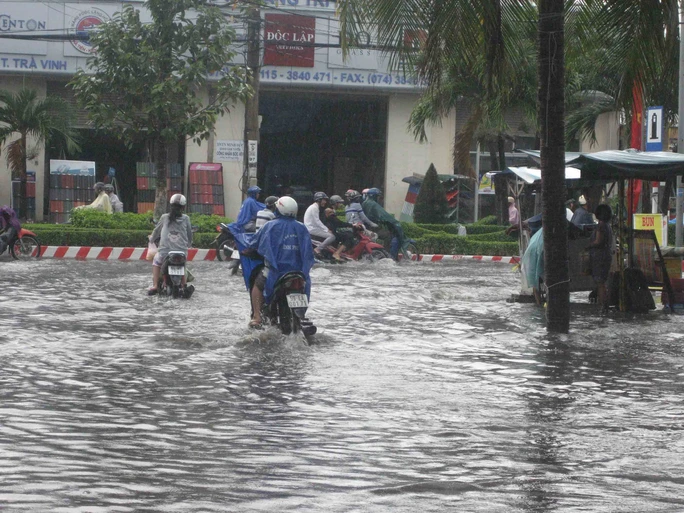 Mưa lớn kéo dài gần 4 giờ, đường phố Trà Vinh chìm trong biển nước