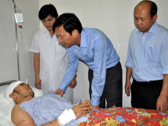 Bí thư Tỉnh ủy Quảng Ninh Nguyễn Văn Đọc thăm hỏi anh Cao Văn Vỹ tại giường bệnh - Ảnh: Báo Quảng Ninh