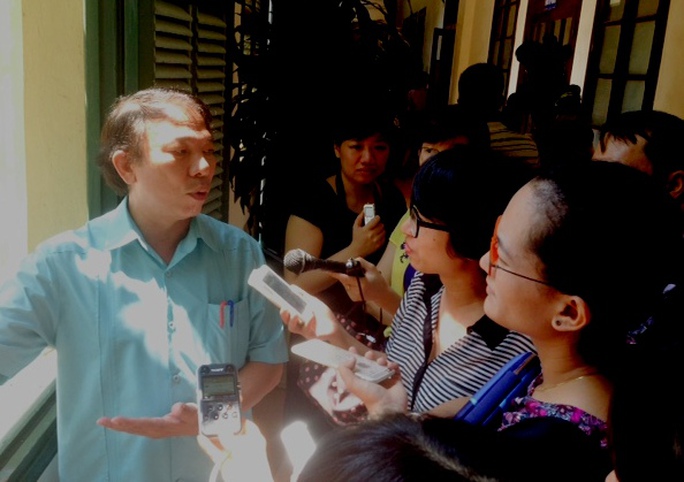 Ông mai Đức chính trả lời phỏng vấn các phóng viên sáng 25-8 Ông Mai Đức Chính trả lời phỏng vấn các phóng viên sáng 25-8