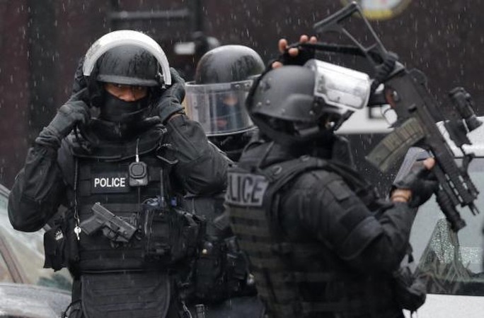 Cảnh sát Pháp tại hiện trường vụ bắn chết 1 nữ cảnh sát ở Montrouge, ngoại ô Paris, hôm 8-1. Ảnh: Reuters