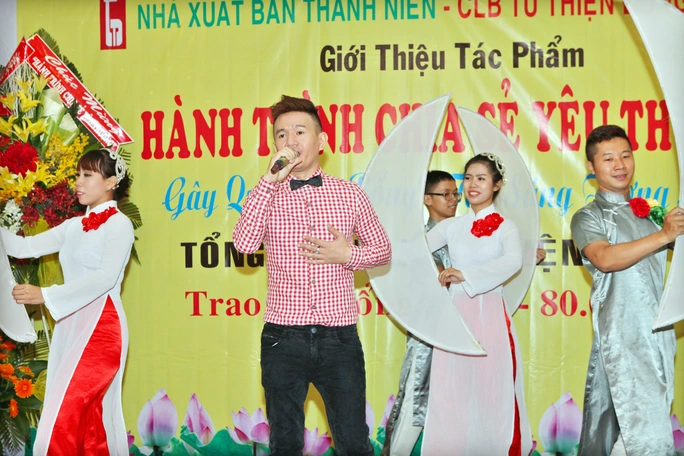 Phạm Nhật Huy hát trong chương trình