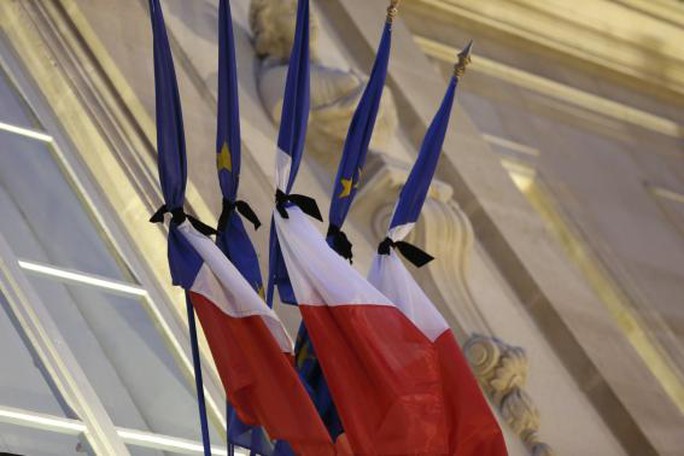 Quốc kỳ Pháp ở Điện Elysee được thắt băng đen trong ngày quốc tang đầu tiên (8-1). Ảnh: Reuters