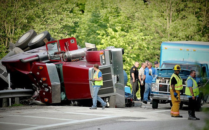 Xe tải chở heo lật nhào trên đường. Ảnh: The Dayton Daily News