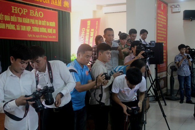 Các phóng viên tại buổi họp báo