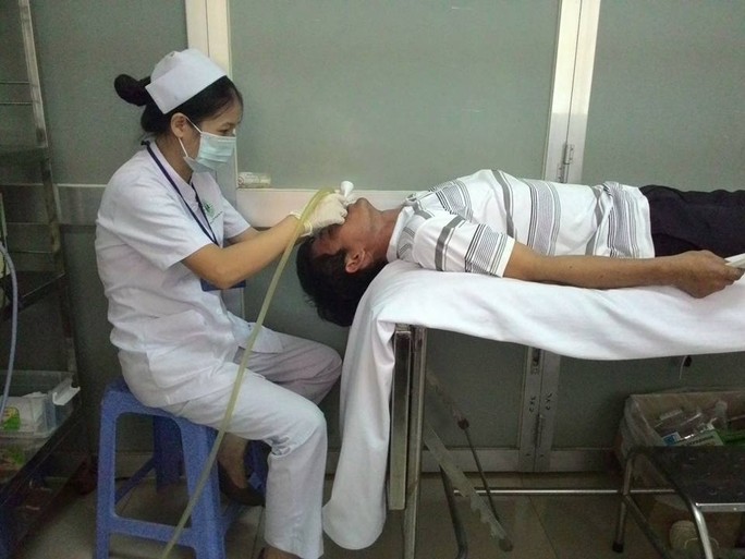 Bệnh nhân đang được các bác sĩ rửa mũi sau khi ghắp được dị vật ra ngoài.