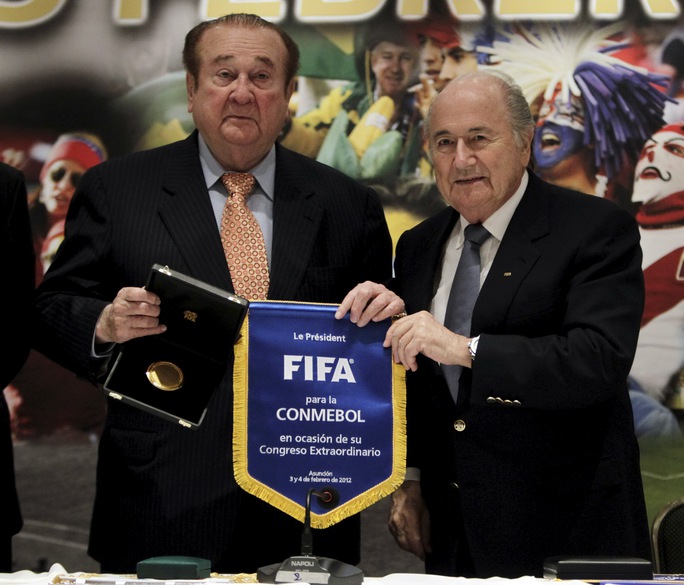 Nguyên chủ tịch CONMEBOL Nicolas Leoz (trái) hiện đang nằm bệnh viện ở tuổi 86