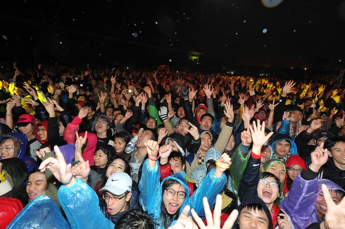 Khán giả Hà Nội đội mưa, bất chấp cái lạnh kỷ lục của Hà Nội trong năm nay để cổ vũ các rocker