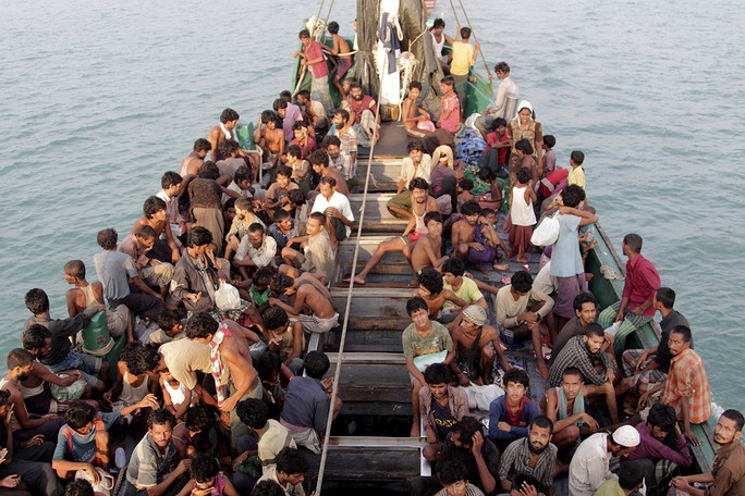 Những người di cư sống trong cảnh đánh đập, thiếu thức ăn, nước uống trên tàu. Ảnh: Reuters