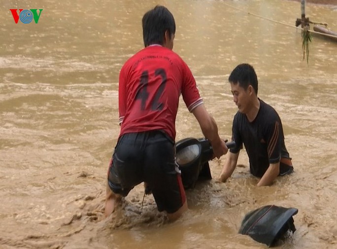 Rạng sáng nay (25/6), tại thành phố Sơn La, tỉnh Sơn La có mưa to và rất to, làm ngập úng nghiêm trọng hầu hết các tuyến đường.