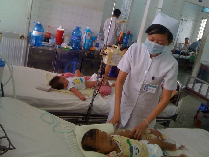 Bệnh nhi bị sốt xuất huyết đang được điều trị tại Bệnh viện Nhi Đồng 1 (TP HCM)