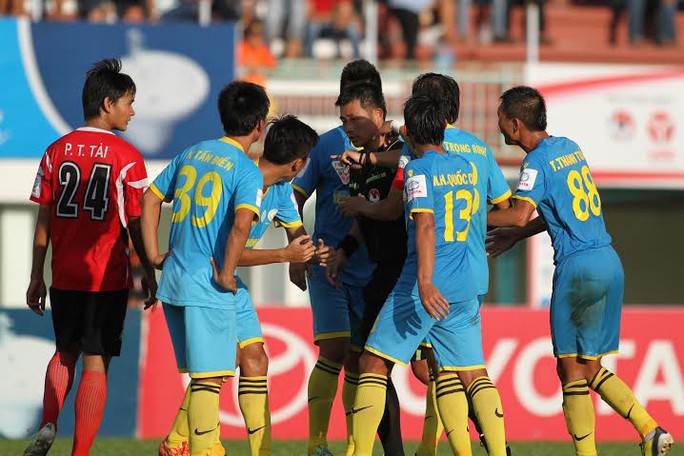 Các cầu thủ Khánh Hòa vây trọng tài phản ứng quả phạt đền dành cho ĐTLA
