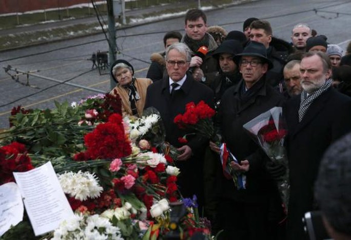 Người dân tưởng niệm ông Boris Nemtsov. Ảnh: Reuters