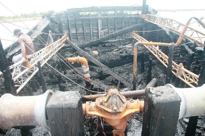 Hiện trường vụ cháy tàu cá của ngư dân Phạm Việt ở xã Tam Giang vào tháng 7-2014, gây thiệt hại hơn 4 tỉ đồng