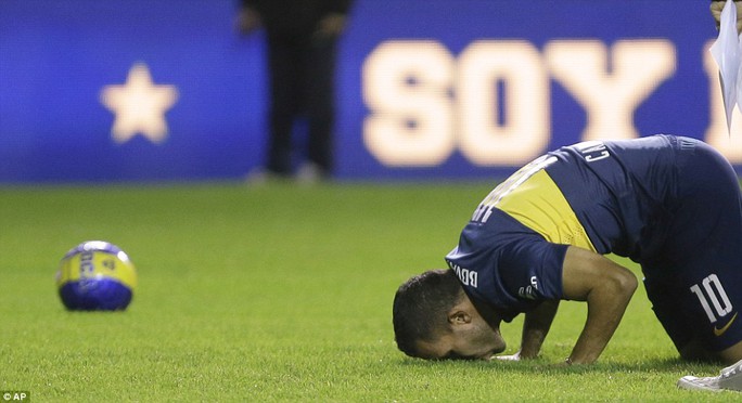Tevez cúi đầu cảm tạ tình cảm của người hâm mộ Boca Junior dành cho mình