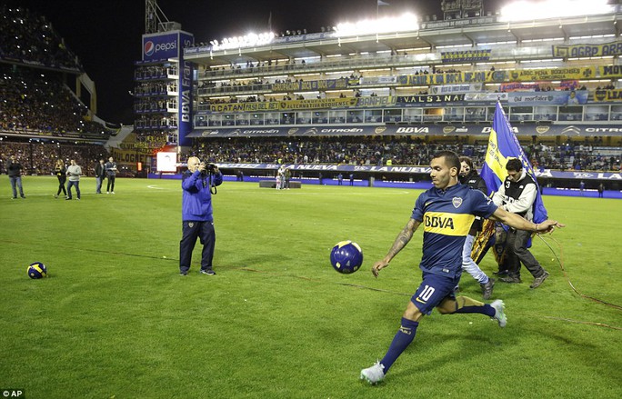Tevez gây náo loạn ngày trở lại Boca Juniors