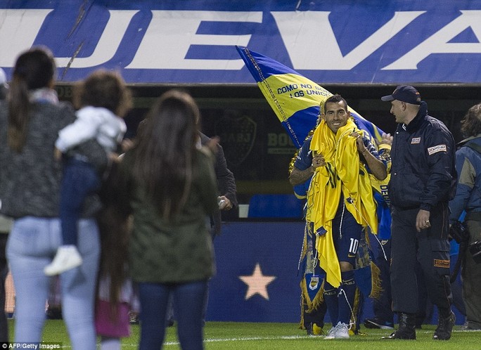 Tevez gây náo loạn ngày trở lại Boca Juniors