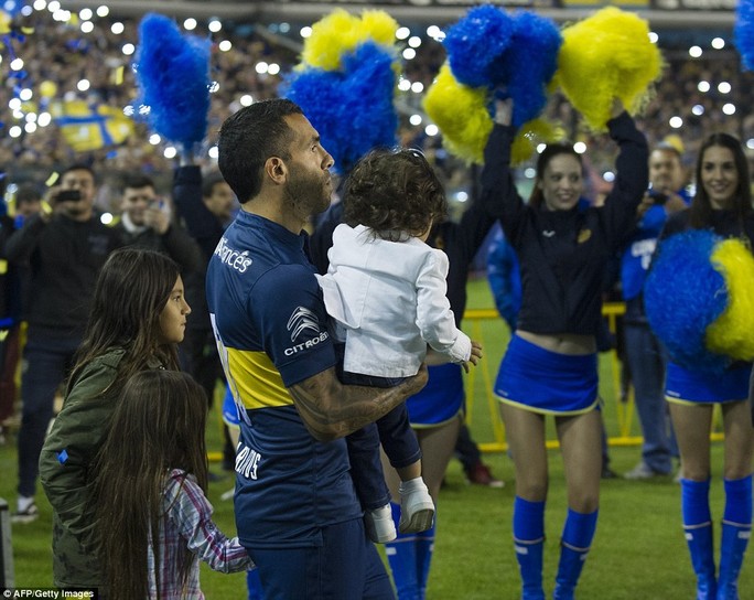 Tevez gây náo loạn ngày trở lại Boca Juniors