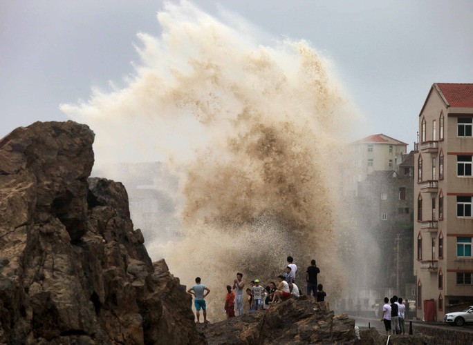 Sóng lớn tại TP Đài Châu, tỉnh Chiết Giang - Trung Quốc ngày 8-8.Ảnh: REUTERS