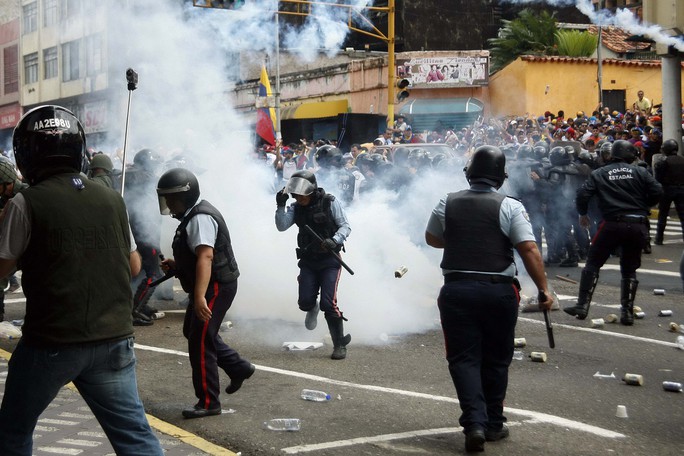 Cảnh sát đụng độ với người biểu tình ở TP San Cristobal hôm 12-2
Ảnh: REUTERS