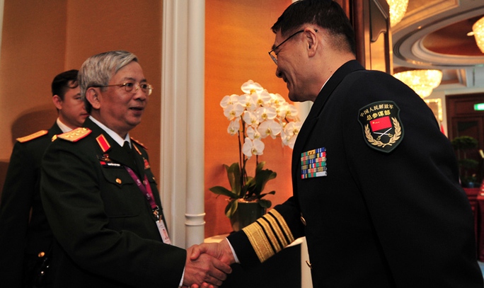 Thượng tướng Nguyễn Chí Vịnh, Thứ trưởng Bộ Quốc phòng Việt Nam, gặp Đô đốc Tôn Kiến Quốc, Phó Tổng tham mưu trưởng Quân đội Trung Quốc, hôm 29-5 Ảnh: TÂN HOA XÃ