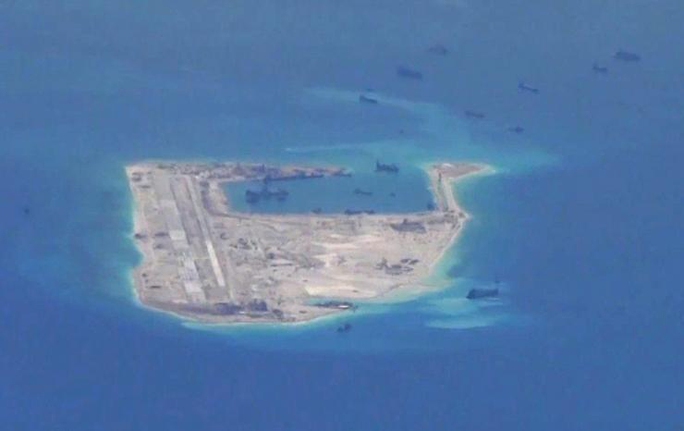 Tàu nạo vét bùn của Trung Quốc tại Đá Chữ Thập thuộc quần đảo Trường Sa của Việt Nam trong bức ảnh do máy bay P-8A Poseidon của Mỹ chụp hôm 21-5Ảnh: Reuters