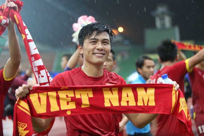 Trung vệ Mạnh Hùng cảm ơn CĐV đồng hương sau khi Olympic Việt Nam giành vé dự VCK U23 châu Á 2016Ảnh: Đức Anh
