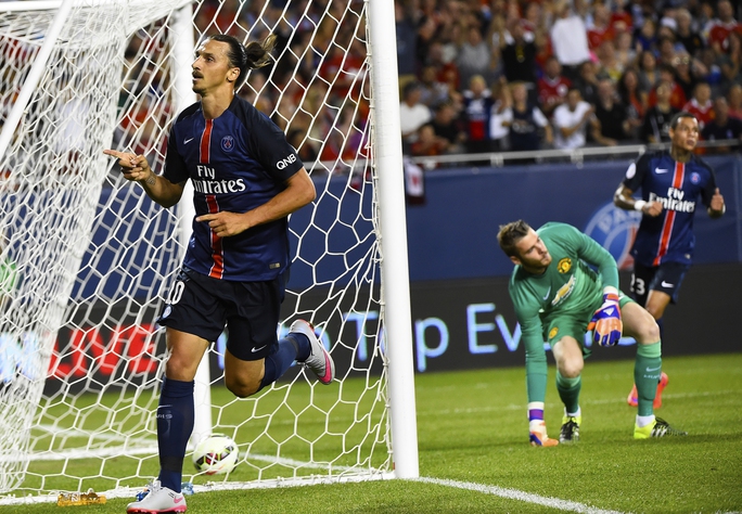 De Gea sau khi để Ibrahimovic (trái) ghi bàn thắng thứ hai cho PSG sáng 30-7Ảnh: REUTERS