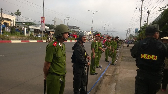 Lực lượng công an tỉnh Bình Phước chốt chặn trên đoạn đường chuẩn bị thực nghiệm hiện trường và dẫn 2 nghi can đến nhà ông Mỹ. Ảnh: Hà Lộ