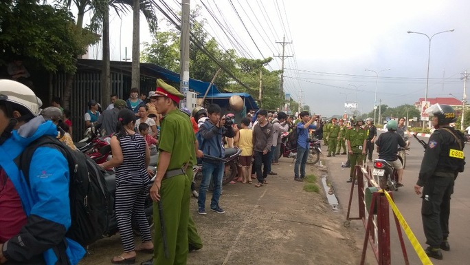 Công an Bình Phước ngăn đường chuẩn bị thực nghiệm hiện trường vụ thảm sát ở Bình Phước. Ảnh: Hà Lộ