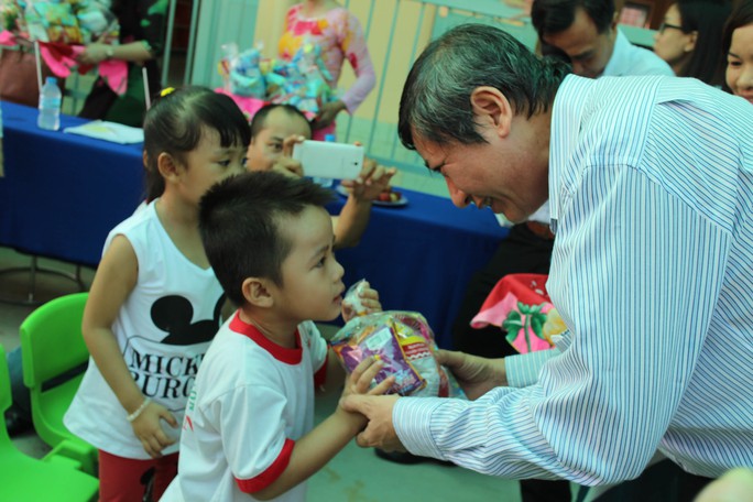 Ông Trần Thanh Hải, Phó Chủ tịch Thường trực Tổng LĐLĐ Việt Nam, trao quà cho các cháu ở Trường Mầm non Hoa Sen