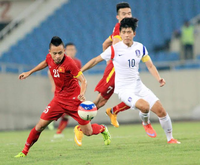 Tiền vệ Huy Toàn tranh bóng với các cầu thủ U23 Hàn Quốc