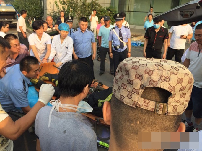 Người dân Thiên Tân vĩnh biệt những người lính cứu hỏa thiệt mạng. Ảnh: Sina