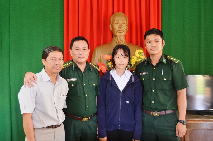 Trung úy Trung (bên phải) cùng em Nguyên