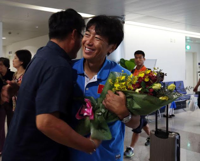 HLV Miura được chào đón thắm thiết sau khi giúp Olympic Việt Nam vào VCK U23 châu Á 2016