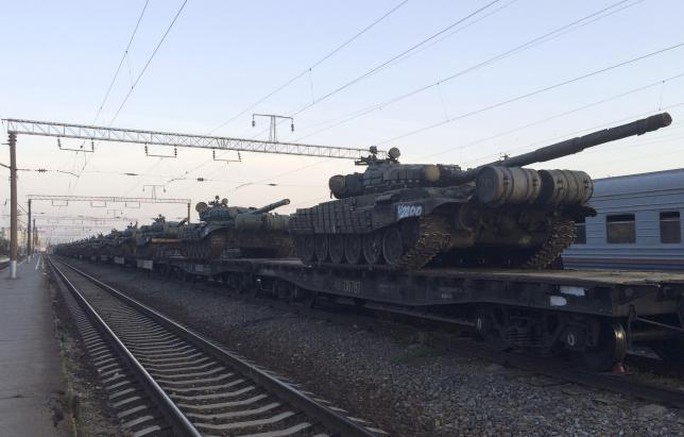 Xe tăng Nga tập kết tại căn cứ gần biên giới Ukraine. Ảnh: Reuters