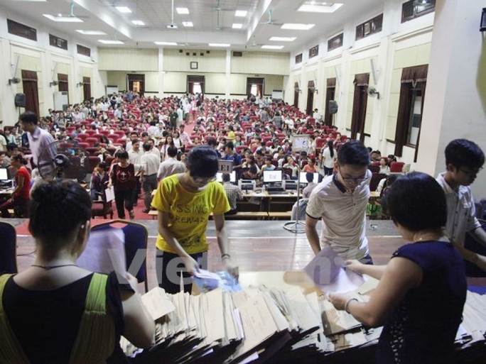 Thí sinh rút ra-nộp vào hồ sơ trong đợt xét tuyển nguyện vọng 1 tại Trường ĐH Kinh tế quốc dân Thí sinh rút ra-nộp vào hồ sơ trong đợt xét tuyển nguyện vọng 1 tại Trường ĐH Kinh tế quốc dân