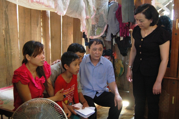 Bí thư Tỉnh ủy Yên Bái Phạm Duy Cường và Chủ tịch UBND tỉnh Phạm Thị Thanh Trà thăm hỏi, động viên gia đình nạn nhân vụ án mạng Bí thư Tỉnh ủy Yên Bái Phạm Duy Cường và Chủ tịch UBND tỉnh Phạm Thị Thanh Trà thăm hỏi, động viên gia đình nạn nhân vụ án mạng