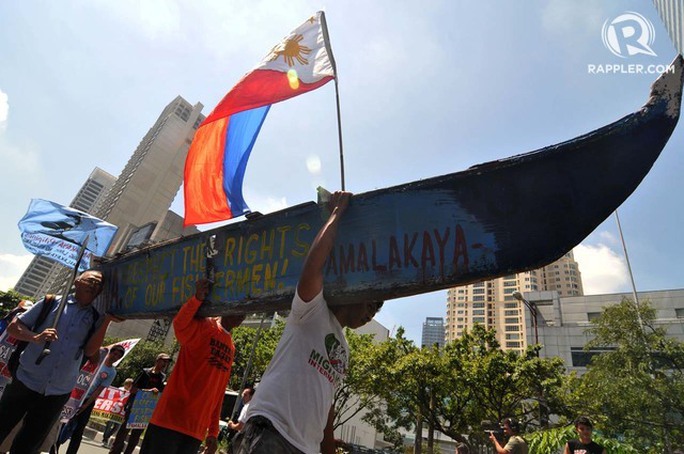 Ngư dân Philippines biểu tình phản đối Trung Quốc ở TP Makati. Ảnh: RAPPLER