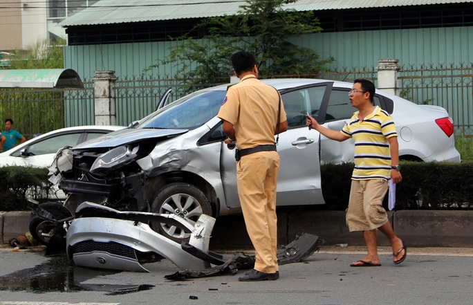 
Lực lượng chức năng đã nhanh chóng có mặt để lập biên bản, xử lý vụ việc.
