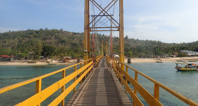“Cầu Vàng” nối liền đảo Lembongan và đảo Ceningan. Ảnh: REUTERS