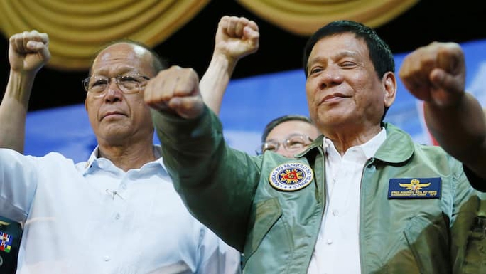 Nhà lãnh đạo Philippines (phải) bên cạnh Bộ trưởng Quốc phòng Delfin Lorenzana. Ảnh: AP
