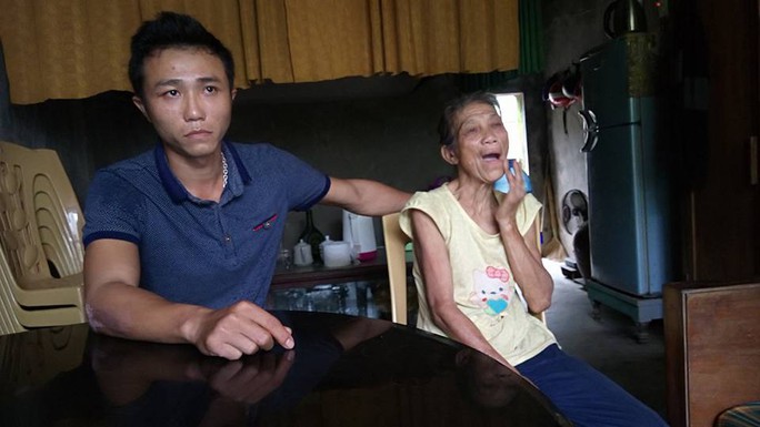 
Bà Lê Thị Nuôi khi nhận được 500 ngàn đồng tiền cứu trợ sau lũ thì bị thôn thu lại

