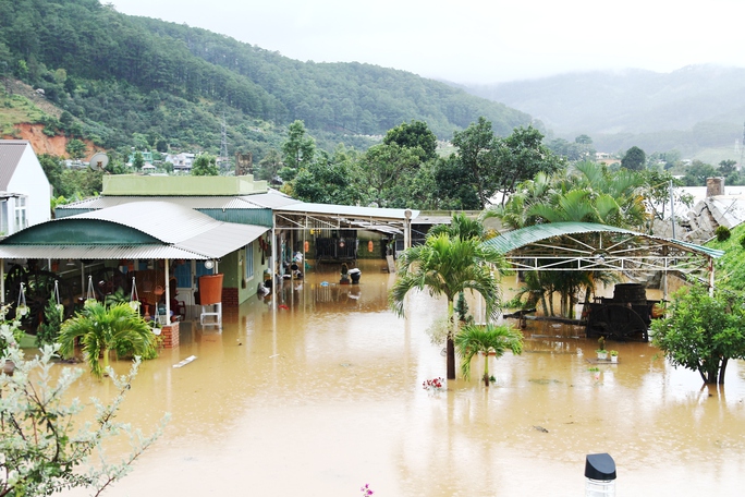 
Nhà cửa, trường học bị ngập sâu trong nước lũ.
